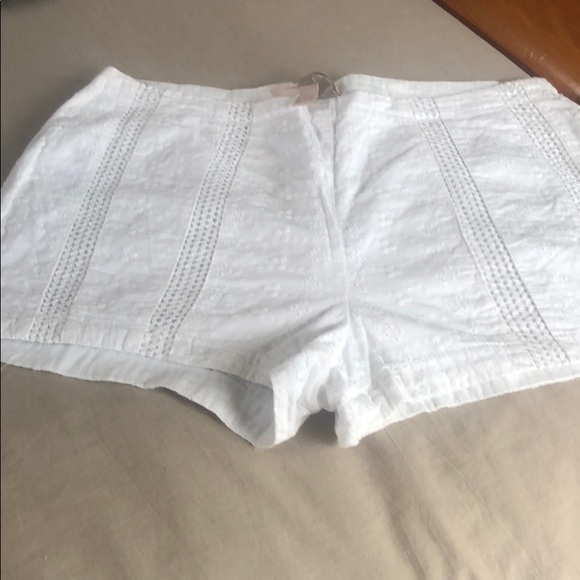 White, eyelet shorts with side zipper. - Picture 1 of 4